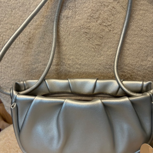 NWT Urban Originals Silver Adjustable Crossbody or Shoulder Bag from Australia - Picture 2 of 3
